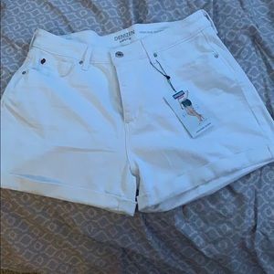 White high rise Levi’s shorts
